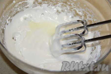 Для того чтобы приготовить глазурь, нужно охлаждённый белок выложить в чашу для взбивания&nbsp;и взбить до пышной пены с помощью миксера, затем, не прекращая взбивать, всыпать сахарную пудру и взбивать ещё около 5-7 минут. Добавить лимонный сок и ещё раз взбить. Глазурь получится блестящей, в меру густой.&nbsp;Переложить её в кулинарный мешок и украсить прянички.