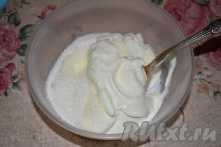 Теперь подготовим сметанную заливку для нашего пирога. Для этого выкладываем сметану в миску, добавляем ванилин и сахар,&nbsp;хорошо перемешиваем.