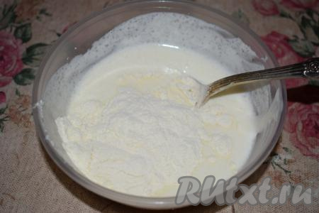 Далее добавляем к сметане с сахаром муку и ещё раз перемешиваем заливку до однородности.