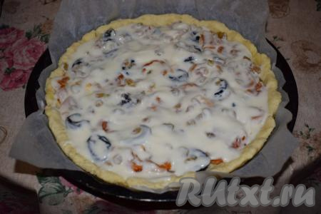 Далее покрываем поверхность пирога сметанной заливкой.