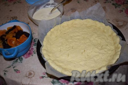 По прошествии 15 минут&nbsp;наш корж слегка пропечётся. Достаём его из духовки.