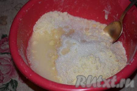 Добавляем к крошке сахар и холодную кипячёную воду.