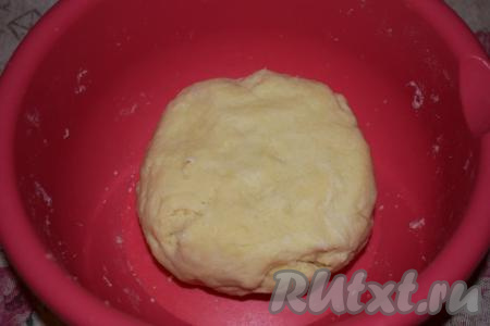 Затем вымешиваем тесто руками до получения гладкого и плотного по консистенции кома. Заворачиваем тесто в плёнку и отправляем в холодильник на 20 минут.