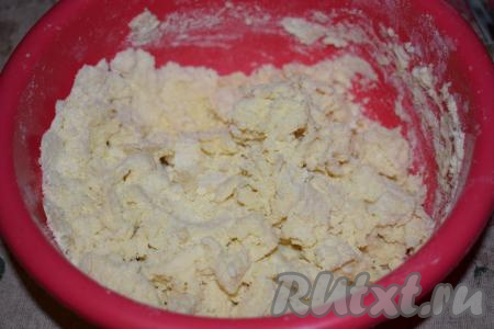 При помощи ложки начинаем замешивать тесто.