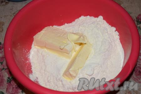 Приготовим песочное тесто, для этого в миску насыпаем муку, добавляем щепотку соли и охлаждённое сливочное масло.