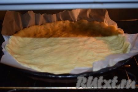 Делаем на тесте проколы ножом для того, чтобы корж не вздувался во время выпечки. Отправляем форму с тестом в разогретую духовку и выпекаем при температуре 180 градусов, примерно, 15-20 минут. 