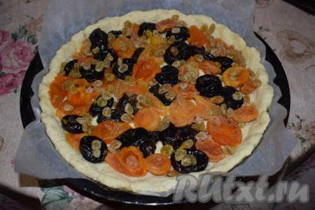 Выкладываем на корж подготовленные сухофрукты. Сухофрукты можно измельчить, нарезав на кусочки, а&nbsp; можно выложить целыми, как это сделала я.