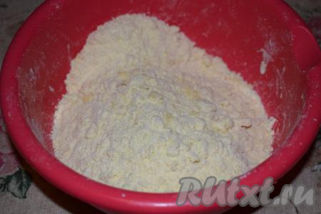 Разотрём муку с маслом в лёгкую, воздушную крошку.