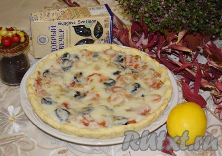 Когда наш пирог будет готов, достаём его из духовки и даём охладиться. Ароматы сухофруктов, сметаны, ванилина и песочного теста уж точно не оставят вас равнодушными!