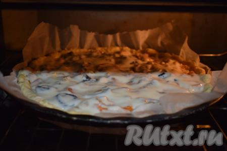 Отправляем наш песочный пирог с сухофруктами далее запекаться в духовку. Температура также 180 градусов, время выпечки около 30-35 минут.