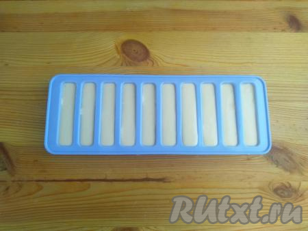 Заполнить ячейки силиконовой формы творожным тестом, немного не доливая до края.