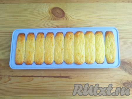Выпекать сырники в духовке, разогретой до 190 градусов до зарумянивания (продолжительность выпечки зависит от размеров ячеек силиконовой формы и вашей духовки). В этой форме у меня на выпечку уходит 12-15 минут. Готовые сырники достать из духовки, остудить в форме.