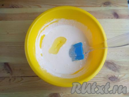 Влить растительное масло, перемешать и тесто для сырников готово. Оно получится не очень густым, будет напоминать тесто для оладий.