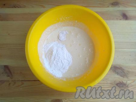 Добавить ванильный экстракт, разрыхлитель и крахмал, перемешать массу лопаткой.