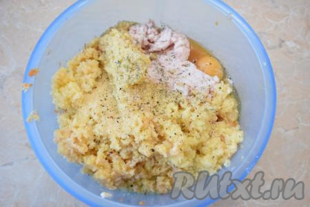 Измельчённый картофель сразу вместе с яйцом, специями и солью добавьте к салу, моркови и луку. Измельчённый картофель нужно сразу добавлять к остальным ингредиентам, иначе он потемнеет и испортит всё блюдо.