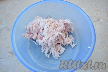 Для приготовления драников можно использовать свежее сало с небольшим количеством мяса или совсем без мясной прослойки. Пропустите сало через мясорубку (или нарежьте на маленькие кусочки), выложите в миску.