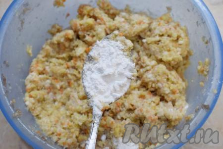 Добавьте вначале 2 столовые ложки крахмала, чтобы сделать консистенцию драников немного гуще, перемешайте. Ориентируйтесь по своей картофельной массе, если масса получилась жидковатой, добавьте ещё немного крахмала.&nbsp;