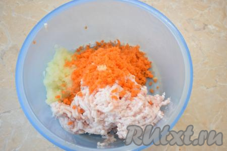 Лук и морковь очистите от кожуры, ополосните и тоже пропустите через мясорубку, добавьте к салу.