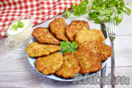 Готовые картофельные драники с салом получаются румяными, ароматными и сочными. К столу подаём горячими или тёплыми, дополнив сметаной. Угощайтесь!