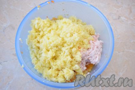 Картофель для драников можно натереть на крупной тёрке или тоже пропустить через мясорубку - это зависит от того, какой результат вы хотите получить. Если картофель натереть на тёрке, то драники получаются немного хрустящими. Мне больше нравится вариант, когда картофель измельчён через мясорубку. Такие драники получаются нежными, более однородными по составу.