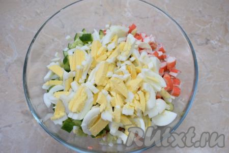 Варёные яйца очистите от скорлупы, некрупно нарежьте и выложите в салат из пекинской капусты, свежего огурчика, крабовых палочек и  кукурузы.