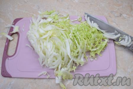 Пекинскую капусту тонко нашинкуйте и переложите в глубокий салатник, в котором будете готовить салат.