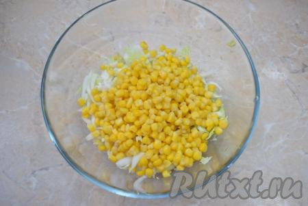 Откройте баночку с консервированной кукурузой, жидкость вылейте (она нам не понадобится), а кукурузу выложите в салатник.