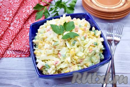 Вкусный, аппетитный, сочный салат из пекинской капусты, приготовленный с крабовыми палочками, свежим огурцом и кукурузой, переложите в красивый салатник и сразу подавайте к столу.