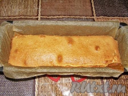 Ставим форму с тестом в заранее прогретую до 180 градусов духовку и выпекаем 30 минут. Чтобы проверить готовность белкового кекса, проткните его деревянной шпажкой (или зубочисткой). Если она останется сухой и чистой, кекс готов, пора доставать из духовки.