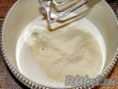 Всыпаем в получившуюся смесь просеянную муку и перемешиваем на небольшой скорости. Тесто по консистенции должно получиться, как достаточно густая сметана, оно должно быть однородным и гладким.
