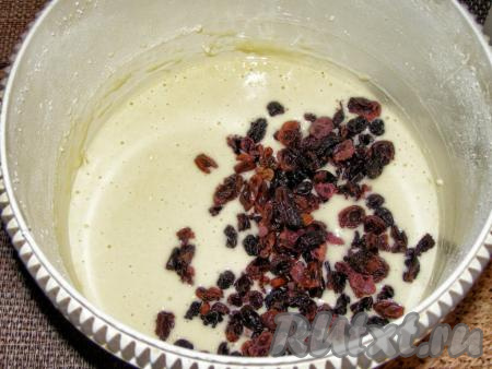 Изюм просушиваем на полотенце и добавляем его в тесто, перемешиваем ложкой.