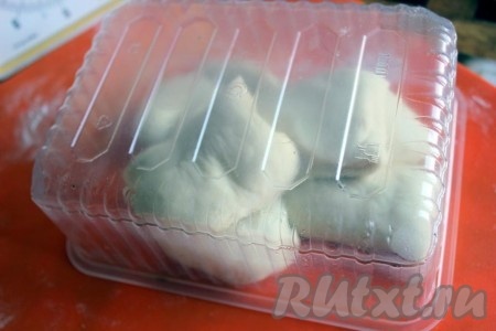 Сформировать из теста шар (или кусочки), накрыть тесто полотенцем (плёнкой или, например, пластиковым контейнером) и оставить при комнатной температуре на полчаса.
