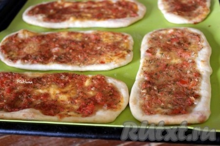 Аппетитные и вкусные сырные лепёшки, замешанные на воде, готовы, они станут приятным дополнением к различным блюдам.