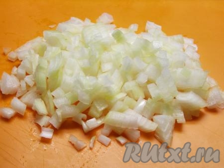 Для приготовления начинки для беляшей мелко нарезаем очищенный от шелухи репчатый лук.