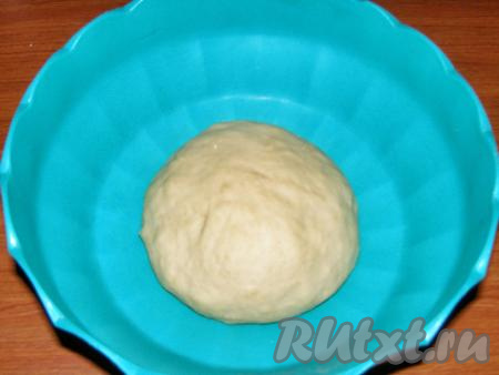 Тесто должно получиться эластичным, мягким и не прилипать к рукам и стенкам миски. Накрываем его пищевой плёнкой и убираем в холодильник минимум на пол часа.