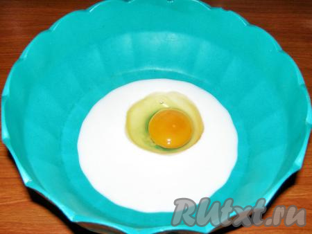 Сначала замесим тесто для беляшей, для этого в кефир добавляем яйцо и перемешиваем до однородного состояния.