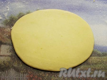 Каждый кусочек раскатываем в тонкий круг диаметром 10-12 см.