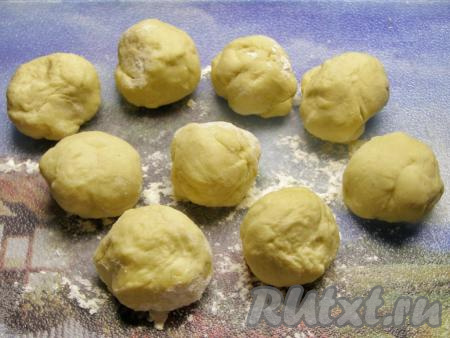 Достаём из холодильника тесто для беляшей и делим его на 9 одинаковых кусочков. Кладём их на присыпанную мукой доску.