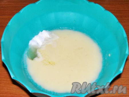 Добавляем в кефирную смесь сахар, соль и соду, ещё раз хорошо перемешиваем. Масса должна немного вспениться.