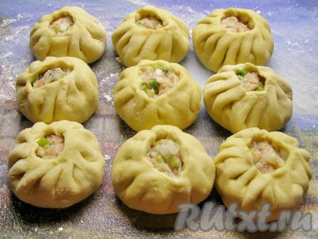 Таким же образом формируем все беляши и выкладываем их на доску (или на тарелку), слегка присыпанную мукой.