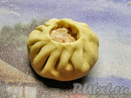 Поднимаем края теста и крепко защипываем их, оставляя по середине небольшое отверстие диаметром около 1 см.