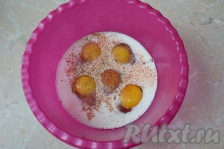 В отдельную чашу вбейте яйца, влейте молоко, добавьте немного соли и специи по своему вкусу, тщательно перемешайте яичную смесь венчиком (или вилкой).