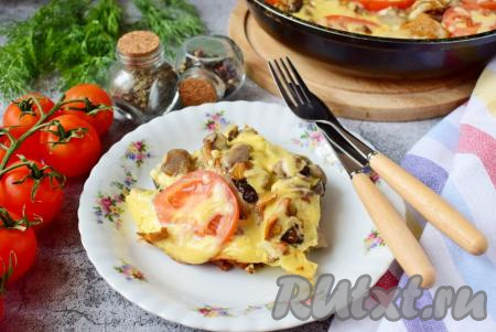 Омлет с грибами и помидорами, приготовленный на сковороде, получается очень сочным, вкусным и сытным, к столу подаём в горячем виде. Такое блюдо станет и отличным началом дня, и прекрасным перекусом, попробуйте!