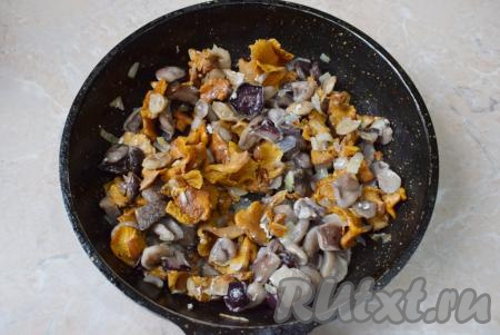 К луку добавьте замороженные лесные грибы и&nbsp;обжаривайте с луком, периодически помешивая, на среднем огне минут 5-7. За это время грибы хорошо прогреются и из них испарится лишняя влага. Если будете готовить с шампиньонами (или вешенками), то нарежьте их не очень мелко, добавьте к обжаренному луку&nbsp;и обжаривайте грибочки до испарения жидкости (в течение 5-7 минут).