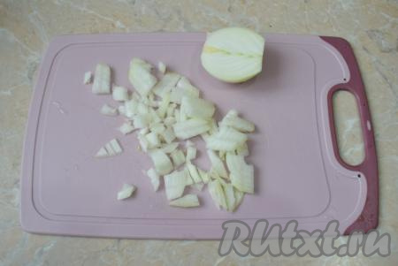 Лук очистите от шелухи, ополосните и мелко нарежьте.