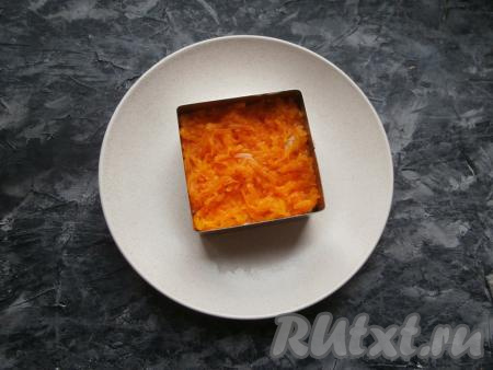 Картофель смазать майонезом и следующим слоем выложить натёртую отварную морковь.