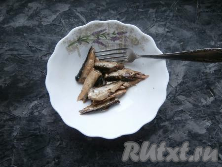 Морковку и картофель вымыть и отварить, не очищая от кожуры, до мягкости (на это потребуется минут 20-25). Яйца тоже нужно отварить заранее (яйца варятся минут 8-10 после закипания воды). Отваренные картофель, морковку и яйца остудить и очистить. Луковицу очистить. Шпроты без масла выложить в миску.