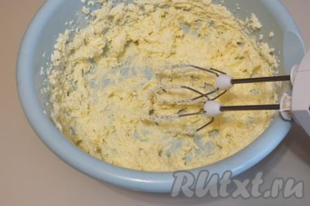 Взбейте миксером масло (или маргарин) с сахаром в однородную массу в течение 1-2 минут.