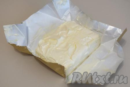 Достаньте из холодильника заранее сливочное масло (или маргарин) и оставьте при комнатной температуре до размягчения.