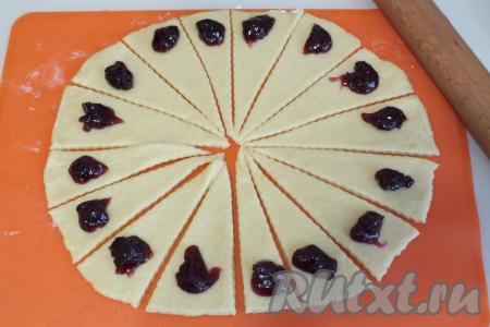 На середину ближе к широкому краю каждого сектора выложите по 1/4 чайной ложки повидла.